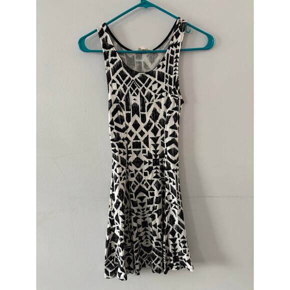 one clothing Dresses & Skirts - One Clothing Dress Women's Medium Tank Black White Aztec Geometric Flowy Skater